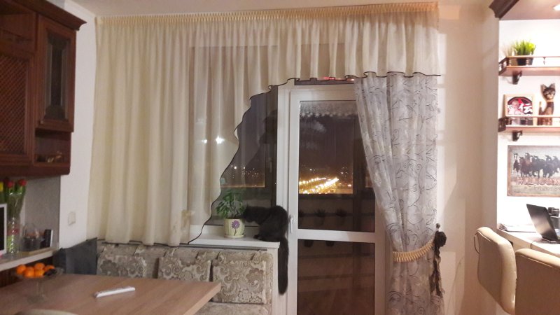Шторы на окно с балконной дверью на кухне