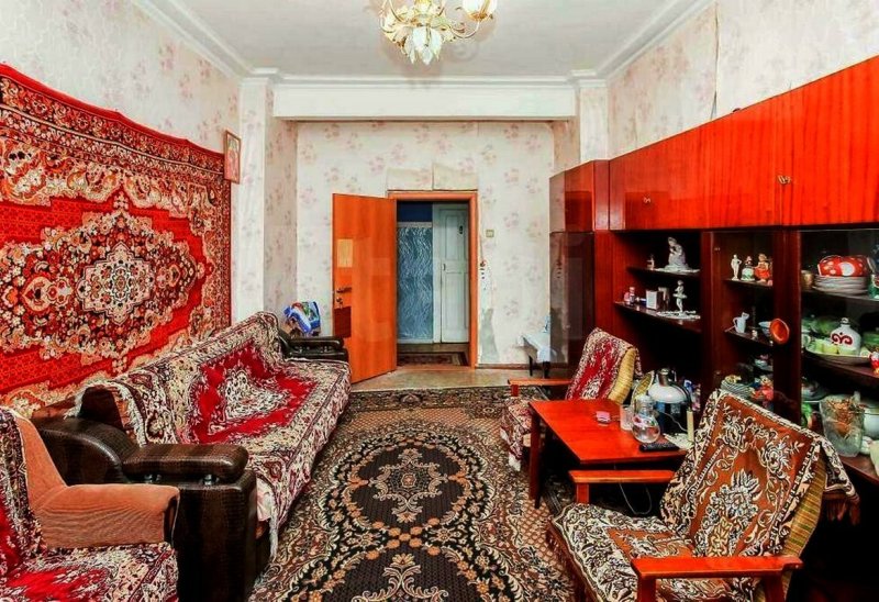 Комната с ковром на стене