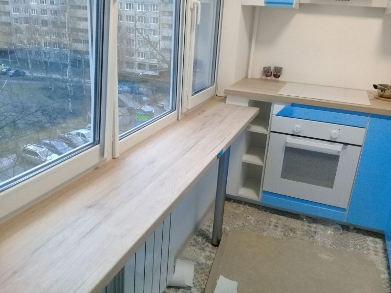 Кухонный гарнитур с окном посередине