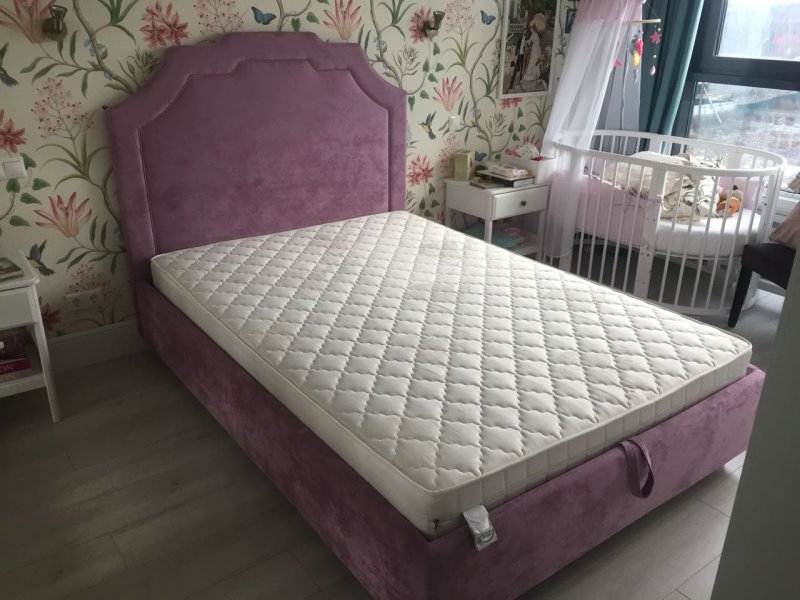 Бело розовая комната