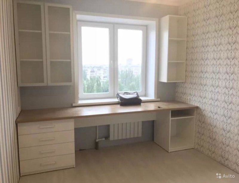 Письменный стол у окна со шкафами