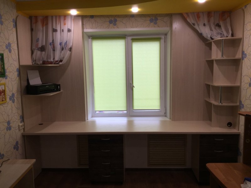 Стол у окна для школьника
