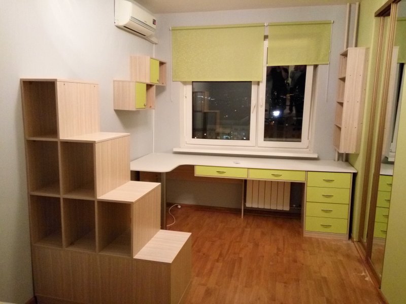 Стол у окна для школьника