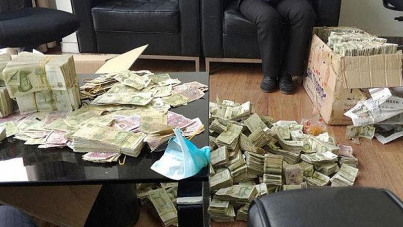 Куча денег в комнате