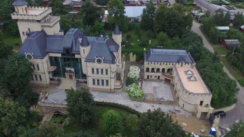 Замок в деревне грязь Максима Галкина