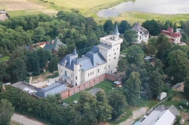 Замок в деревне грязь Максима Галкина