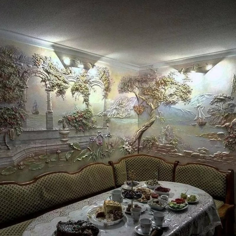 Барельеф на стене кухни
