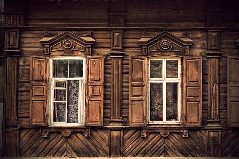 Деревенский домик со ставнями