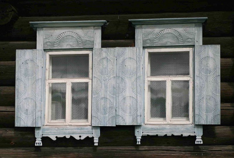 Деревенский домик со ставнями