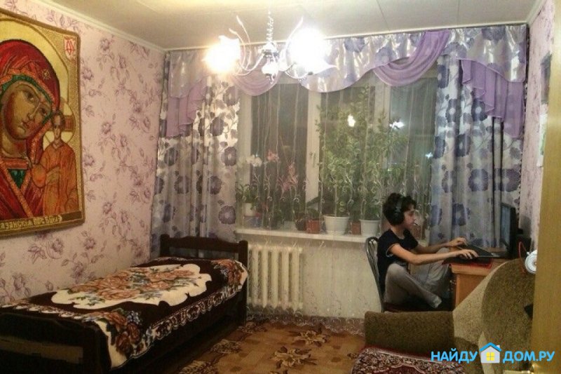 Комната с ковром на стене