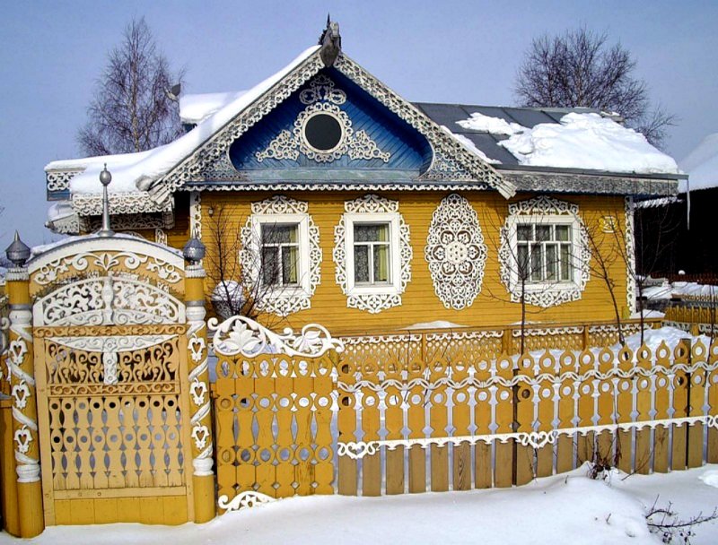 Деревянный декор фасада