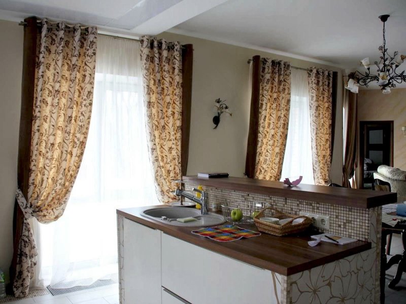 Шторы в интерьере кухни