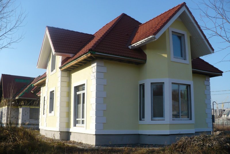 Оштукатуренный дом с красной крышей
