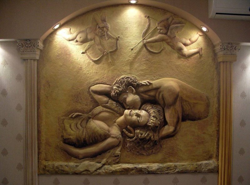 Барельеф в коридоре