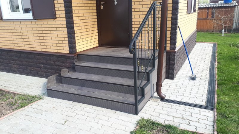 Перила крыльца частного дома