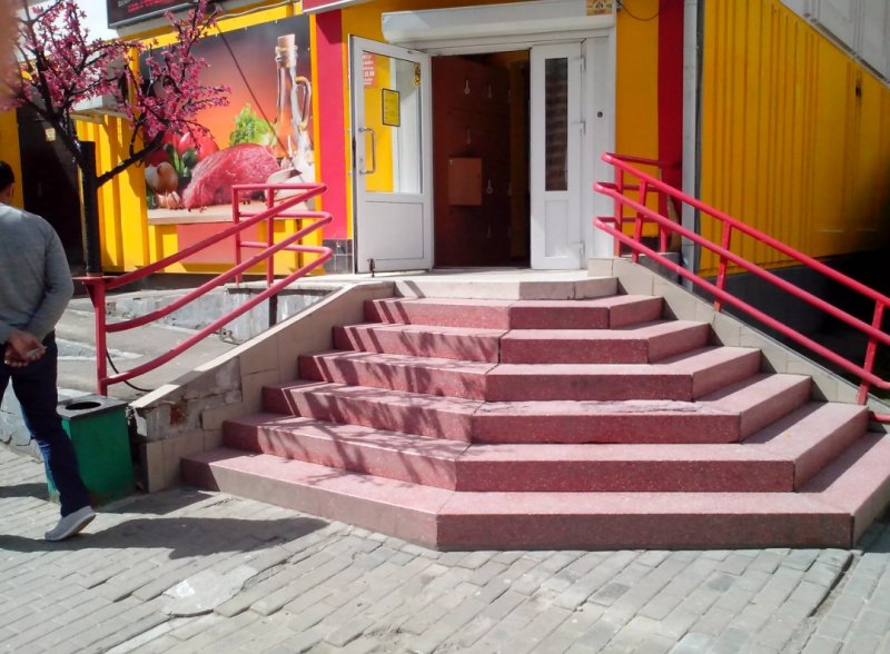 Крыльцо магазина