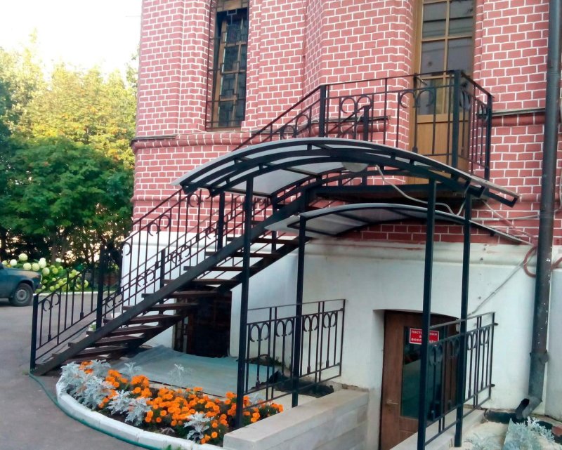 Лестница с козырьком