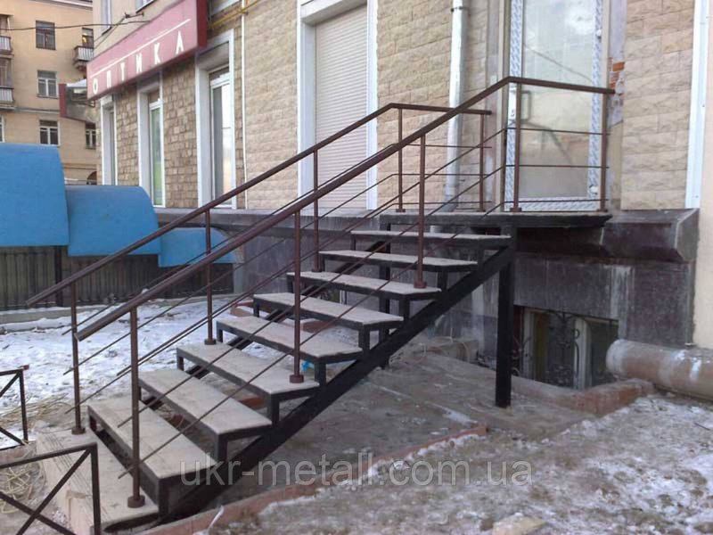 Лестница входная металлическая