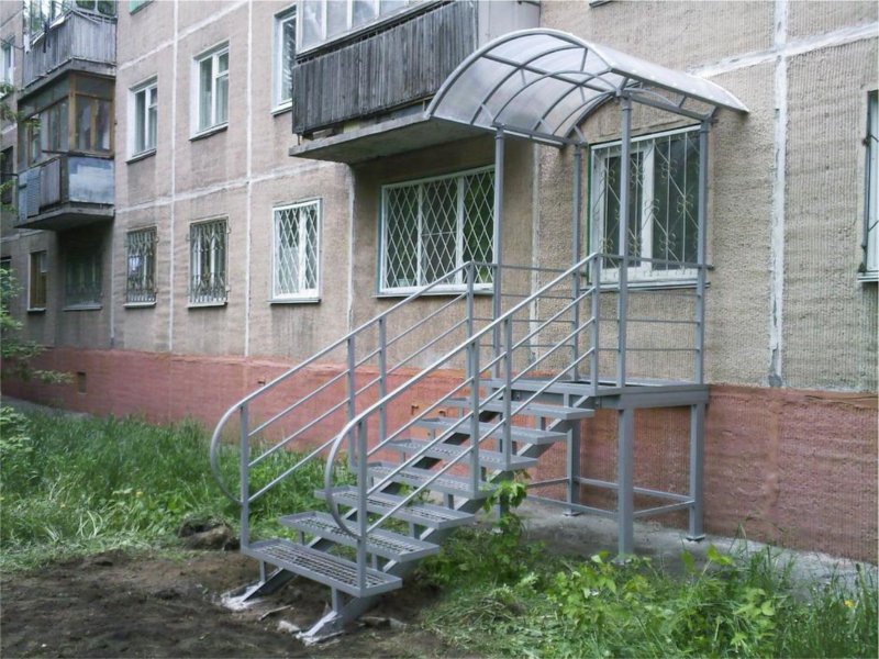 Лестница входная металлическая