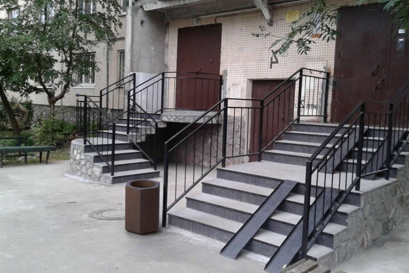 Входная лестница в многоквартирный дом