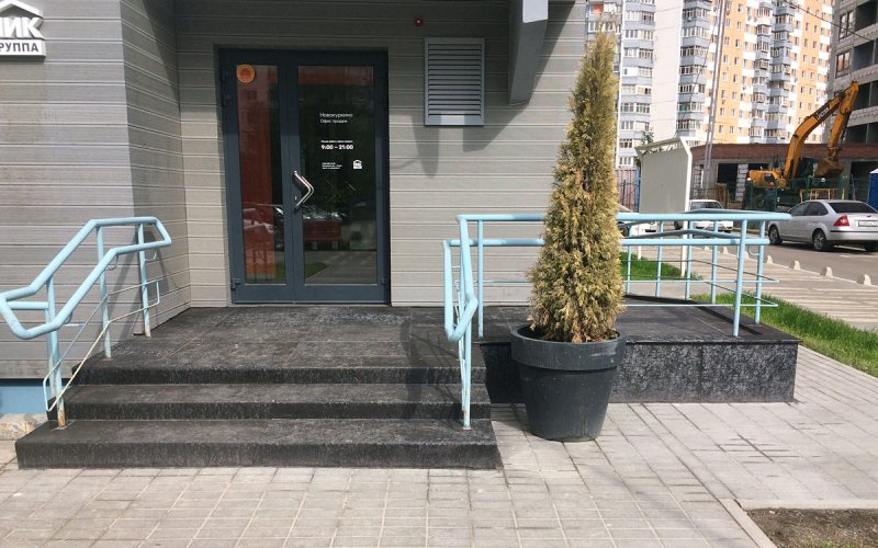 Крыльцо офисного здания