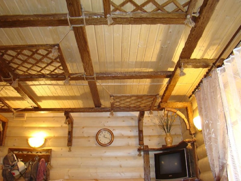 Сводчатый потолок с балками