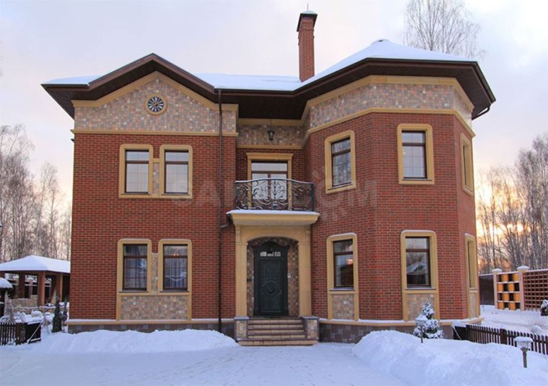 Красивая кирпичная