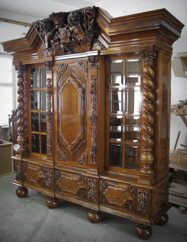 Красивая старинная мебель