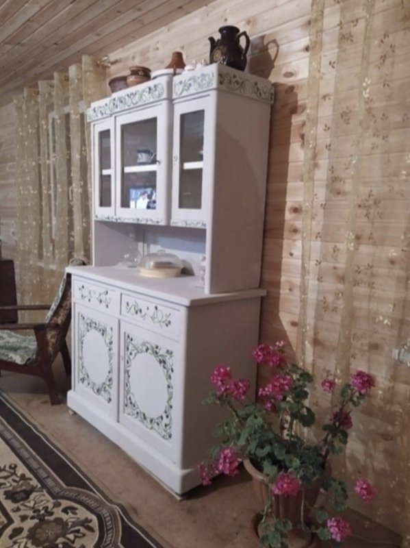 Старый сервант на даче