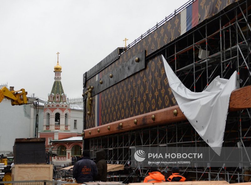 Павильон чемодан на Дворцовой