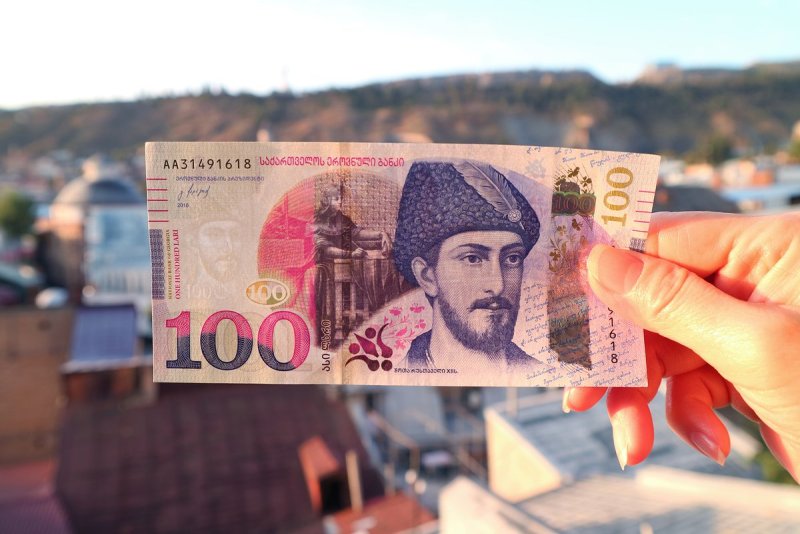 Банкнота 100 лари Грузия