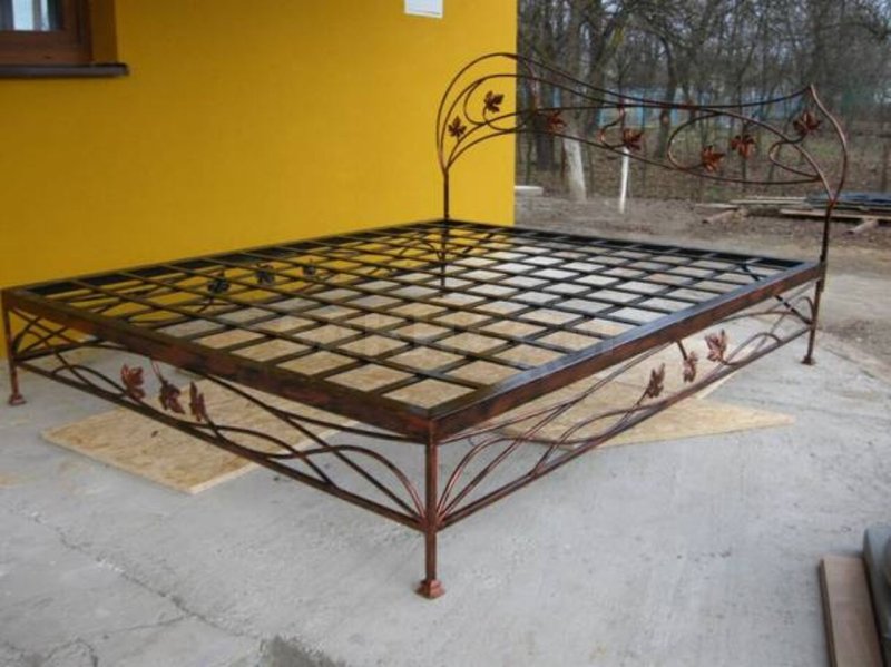 Кованная кровать из металла