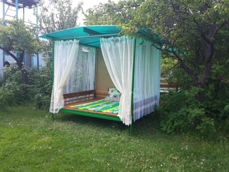 Уличная кровать для дачи