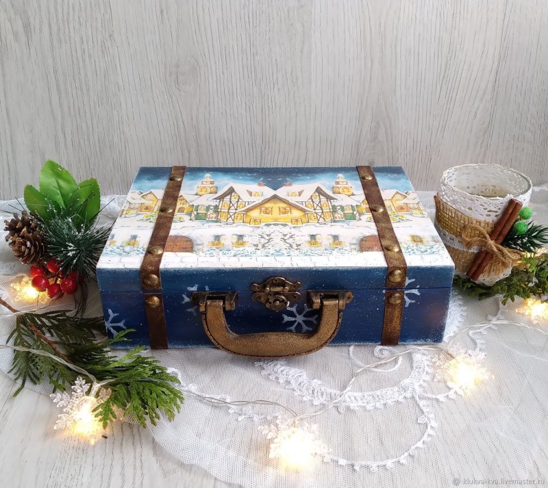 Декупаж чемодана для новогодних игрушек