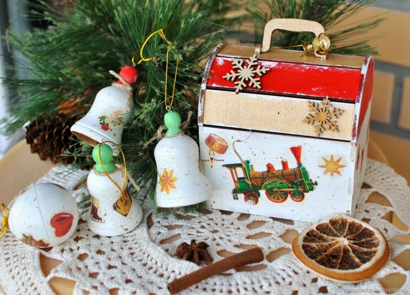 Ларец с новогодними игрушками