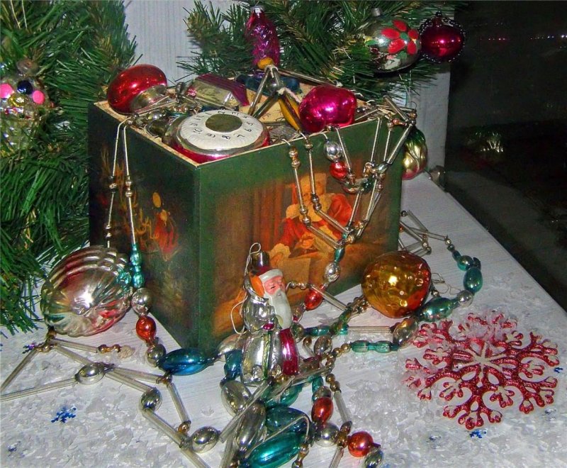 Шкатулка с новогодними игрушками