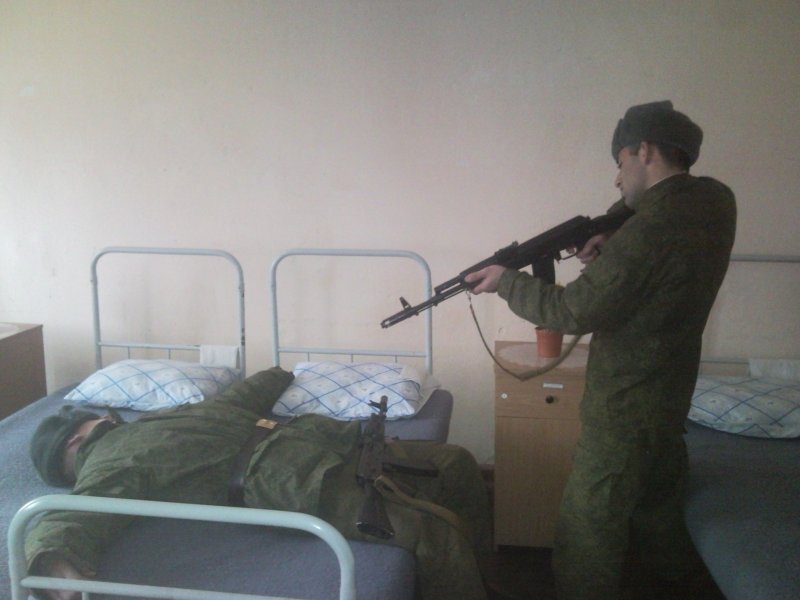 Солдаты спят в военной форме