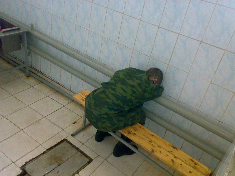 Спящий солдат на посту