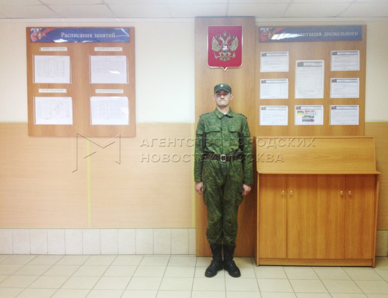 Дневальный на тумбочке СССР