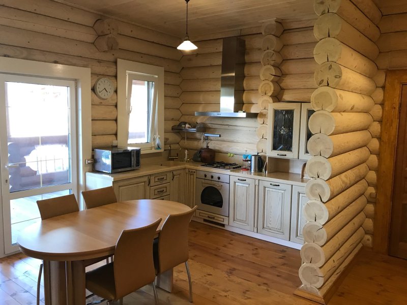 Кухня в деревянном доме