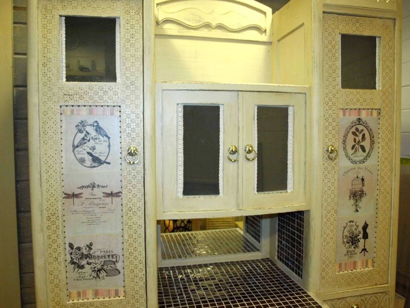 Декупаж старой стенки с витриной аркой