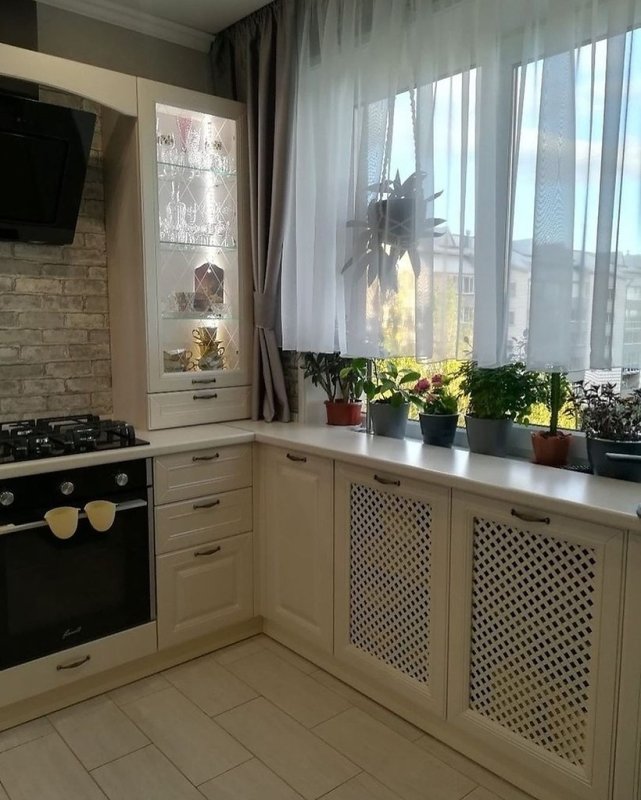 Кухня со столешницей у окна