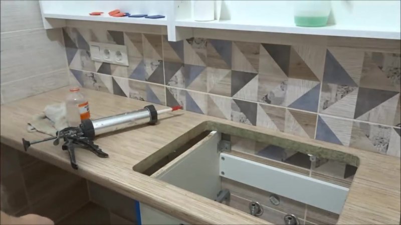 Установщик столешниц из искусственного камня