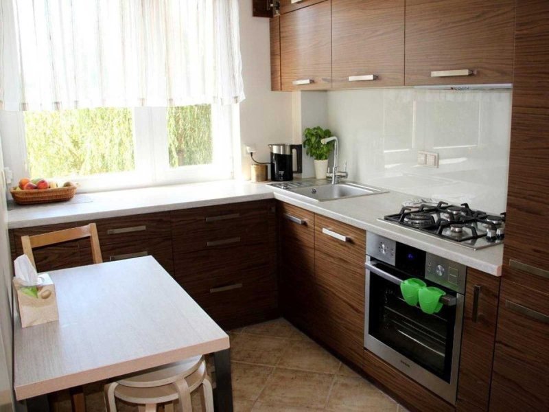 Кухня у окна в квартире