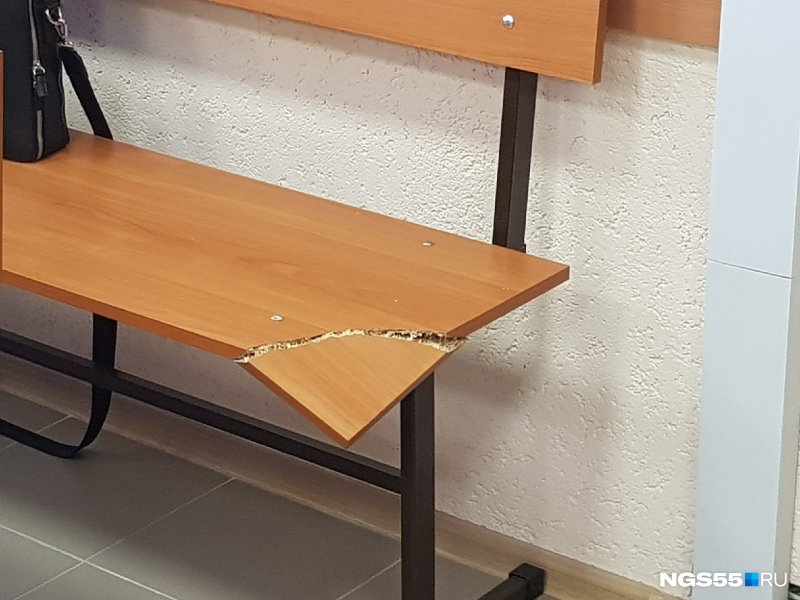 Блогер сломал лавочку в суде