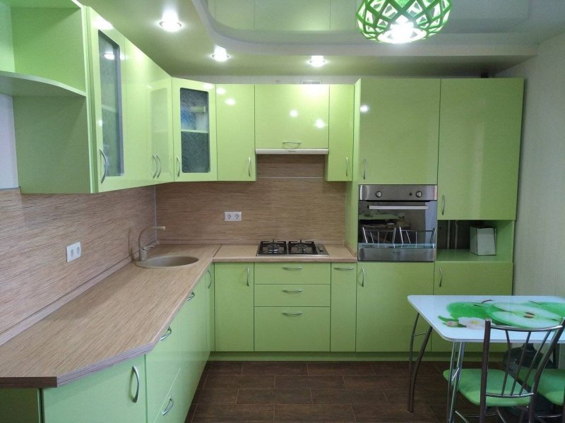 Салатово бежевая кухня