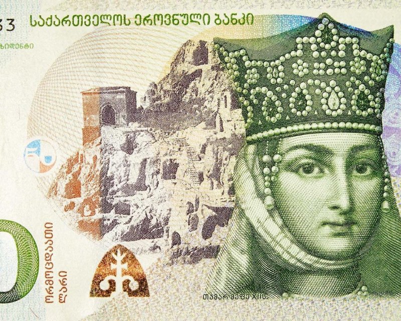 50 Лари царица