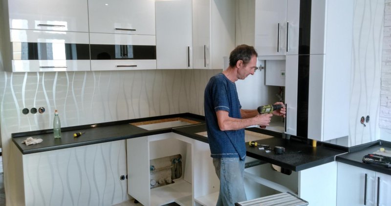 Газовый котел в кухонном гарнитуре