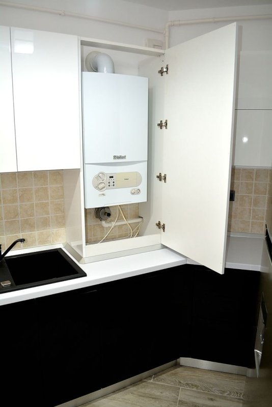 Настенный газовый котел на кухне