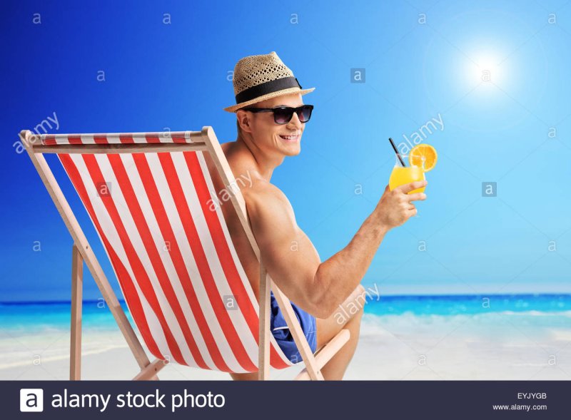 Мужчина лежит на шезлонге